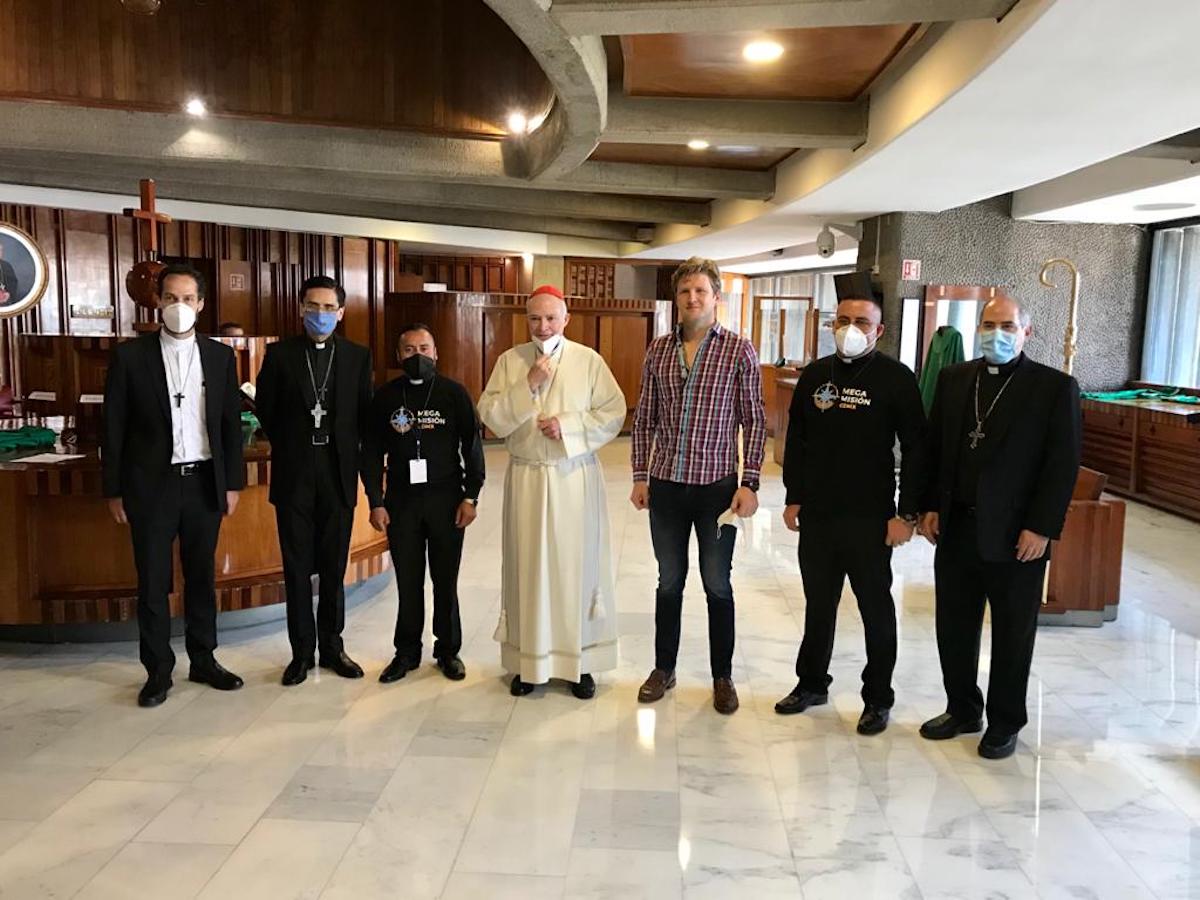 El Cardenal Aguiar con el equipo de la Megamisión 2020. Foto: Megamisión 2020/Chava Pop