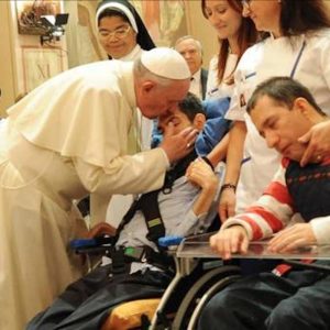 El Papa Francisco y personas con discapacidad. Foto: Vatican Media